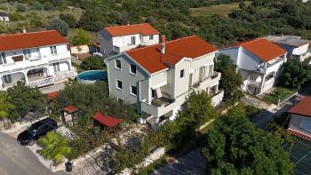 Ausgezeichnetes Haus mit Garten und Meerblick in Banjol, Insel Rab, zu verkaufen 