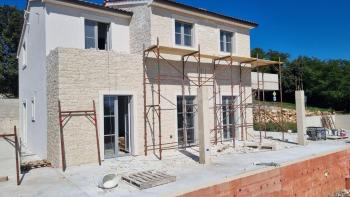 Villa nouvellement construite avec piscine à débordement, parking souterrain privé et vue fantastique sur la mer à Porec, à vendre 