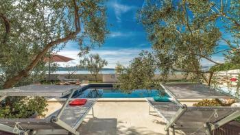 En exclusivité chez nous ! Superbe villa en 1ère ligne à Seget Donji, Trogir, à vendre ! 