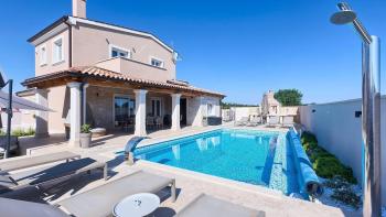 Nice villa with a swimming pool on the very edge of Liznjan, for sale 