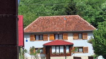 Maison en pierre avec une cour spacieuse à Sinac, Otocac 