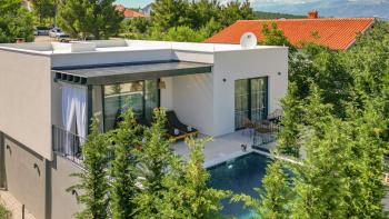 Newly built villa with swimming pool, second row to the sea in Zadar area, for sale 