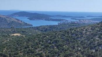 Plusieurs terrains à vendre dans la région de Rogoznica, avec vue lointaine sur la mer 