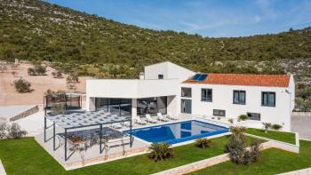 Luxury villa with pool in Trogir area, 1 km from the sea, on 7000 sq.m. of land! 