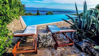 Huge estate on Hvar with more than 3 ha land plot in the area of Jelsa! 