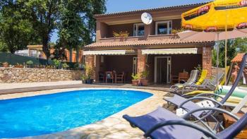 House with pool in a quiet location overlooking the sea 