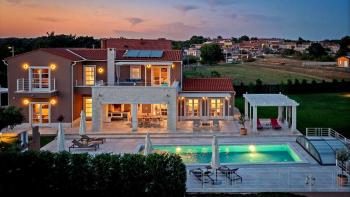 Bright Mediterranean villa surrounded by greenery in Svetvincenat 