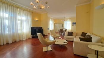 Luxurious apartment in the center of 180 m2 with 4 parking spaces 