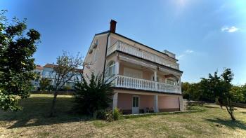 Maison spacieuse avec trois appartements à 600 m de la mer à Malinska 