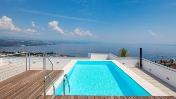 Penthouse in a new building with a rooftop pool above the center of Opatija, idyllic surroundings, for sale 