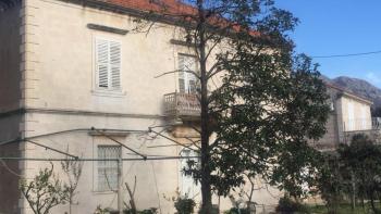 First-line villa in Mokosica area of Dubrovnik in need of complete renovation 