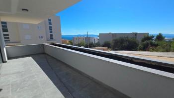 Spacious 3-bedroom apartment in Makarska, for sale 