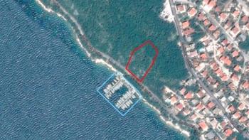 Terrain en front de mer avantageux dans la région de Crikvenica pour le développement touristique et marina pour 40 yachts 