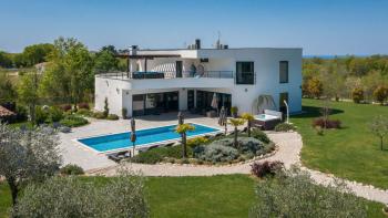 Magnificent villa with tennis terrains in Juršići, Svetvinčenat, forsale 