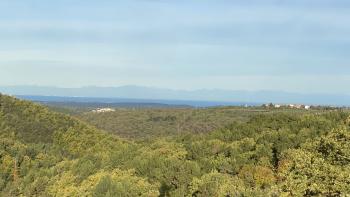 Terrain à bâtir à Grožnjan, avec vue sur la mer et projet de villa, à vendre 