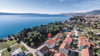 Apartment in Kastela on the 1st line to the sea across the greenery, for sale 