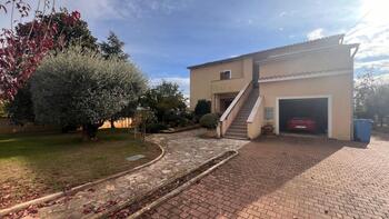 House in Poreč with garage, for sale 