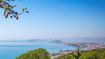 Urbanized land with panoramic sea view in Podstrana 