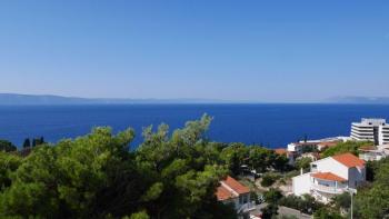 Apart-house of 4 apartments in Podgora, just 200 meters from the sea 