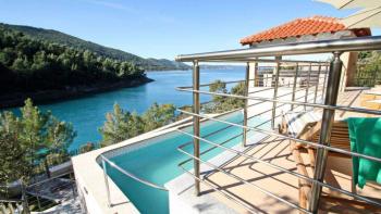 Beautiful newly built waterfront villa with swimming pool and mooring possibility in a robinson-calm bay on Korcula 