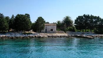 Unique opportunity to become a master of your own island in close vicinity to Mali Losinj 