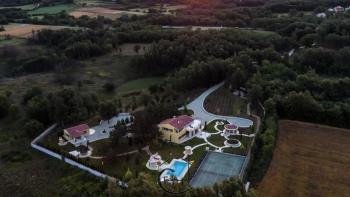 Domaine exclusif avec grand jardin et installations supplémentaires, Žminj 