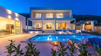 A beautiful newly built villa with pool on an 860 sqm land plot in Split outskirts 