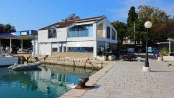 Bâtiment en bord de mer avec restaurant sur la Riviera de Crikvenica à côté de la marina de luxe 