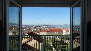 Renovated four story stone house with a garden,sea view and jacuzzi pool in Solin 