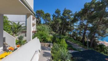 Appartement avec piscine et 6 appartements en première ligne de mer à Mali Losinj 