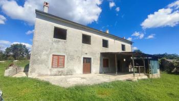 Estate of 9300 sq.m. with two houses for renovation in Svetvinčenat 