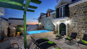 Complex of two renovated villas with swimming pool in Baska Voda 