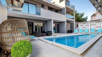 Modern apart-villa with 4 apartments just 50 meters from the sea 