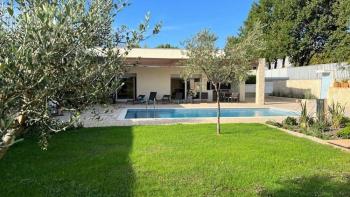 Semi-detached villa in Rovinj area with swimming pool, just 3,5 km from the sea 