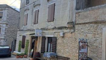 Stone house with several apartments in Brtonigla 