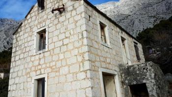 Solid stone house for renovation in Bast on 4000 sq.m. of land 