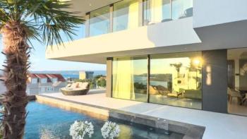 Luxury villa in a top location near Split, with sea views 