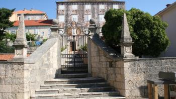 Stone mansion 20 meters from the sea in Orebic 