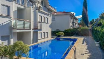 Discounted! Superb apartment in a newer building with a pool near the beach, panoramic view and garage in Icici! 