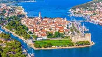 Magnificent urbanized land plot in Trogir 