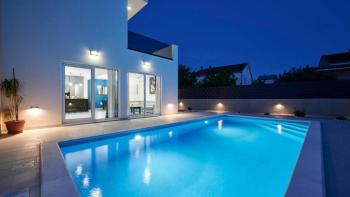 Wonderful new 4-bedroom villa in Kastela area, 390 meters from the beach 