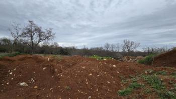 Building land in Poreč, 2 km from the sea 