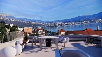 Luxurious penthouse in the center of Opatija, private location and roof pool, only 200m from the sea 