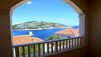 Neues Haus mit herrlichem Meerblick mit Terrassen und Apartments 50 Meter vom Strand entfernt in der Stadt Razan, Sibenik, Kroatien 