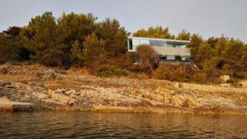 Unique possibility to build a LUX-class villa on the FIRST LINE in a peaceful bay on the Island of Brac near Povlja! 