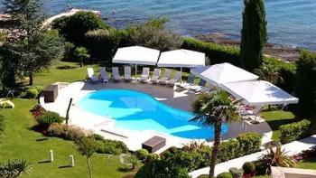 Eines der besten Hotels in Sibenik wird zum Verkauf angeboten - sehr seltene Gelegenheit, ein erstklassiges Strandhotel zu kaufen! 