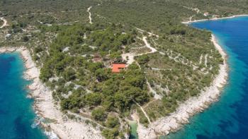 Schönes Anwesen am Wasser auf einer kleinen Insel in der Nähe von Split auf 8414 m2 - eine völlig isolierte Halbinsel wird Ihnen gehören, mit einem Liegeplatz für ein Boot! 