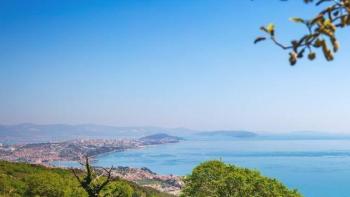 Terrain urbanisé avec vue panoramique sur la mer à Podstrana 