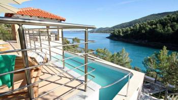 Belle villa au bord de l'eau nouvellement construite avec piscine et place d'amarrage dans une baie robinson-calme sur Korcula 