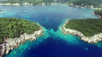 Egyedülálló sziget egészében eladó Dubrovnik területén, mindössze 500 méterre a legközelebbi szárazföldi kikötőtől 